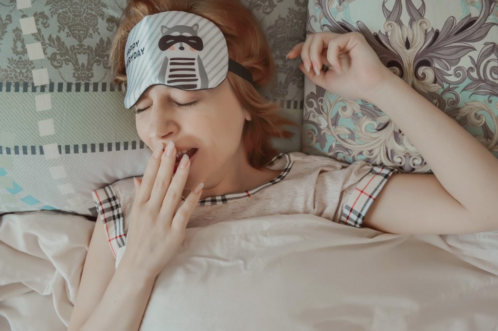 眠っている女性