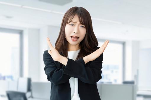 バツをしている女性