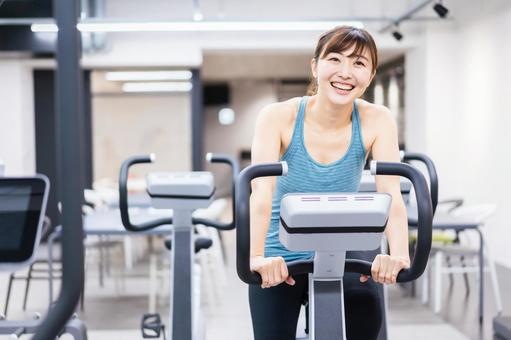 バイクを漕いでる女性